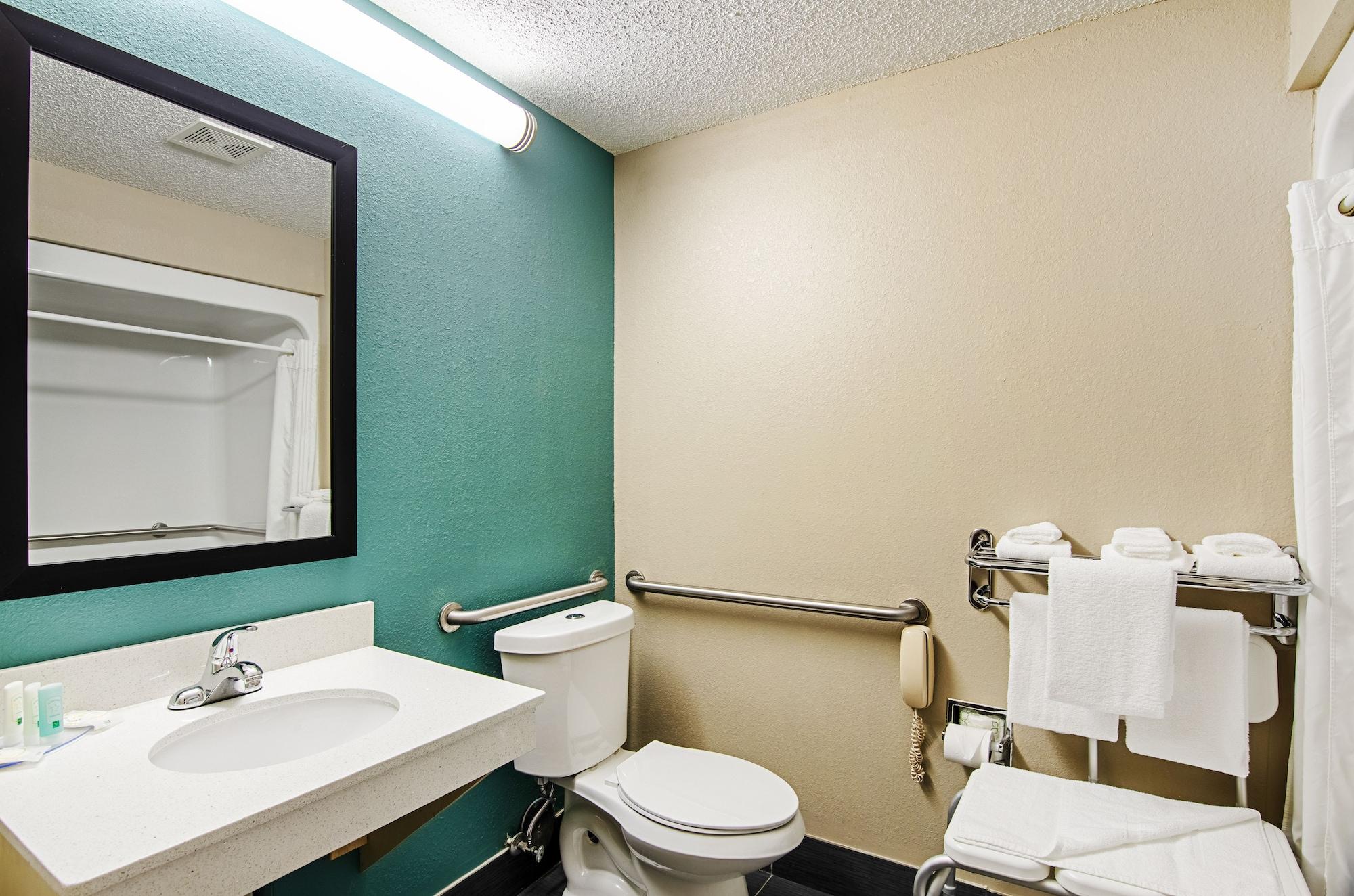 Quality Inn & Suites I-81 Exit 7 Бристол Екстериор снимка