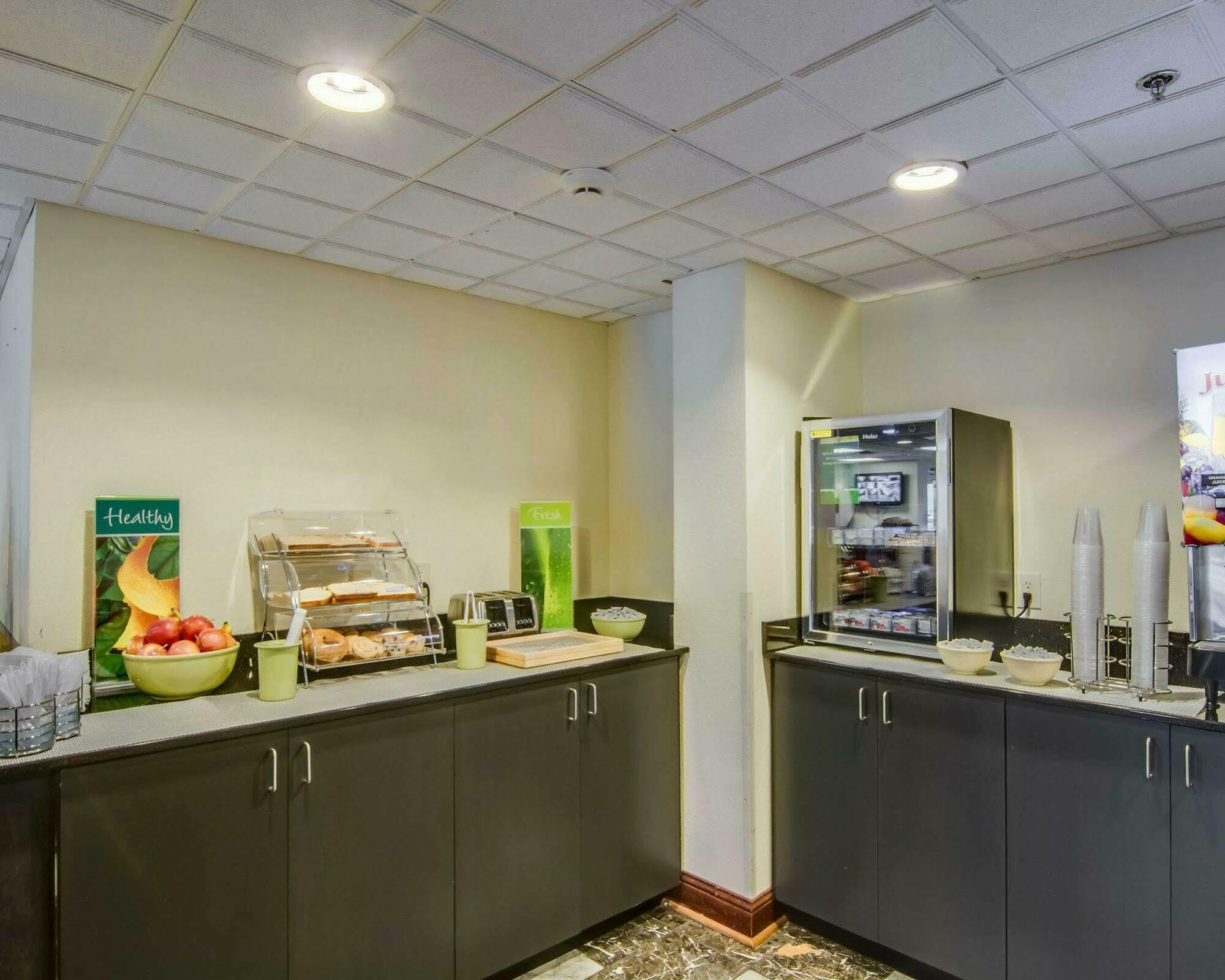 Quality Inn & Suites I-81 Exit 7 Бристол Екстериор снимка