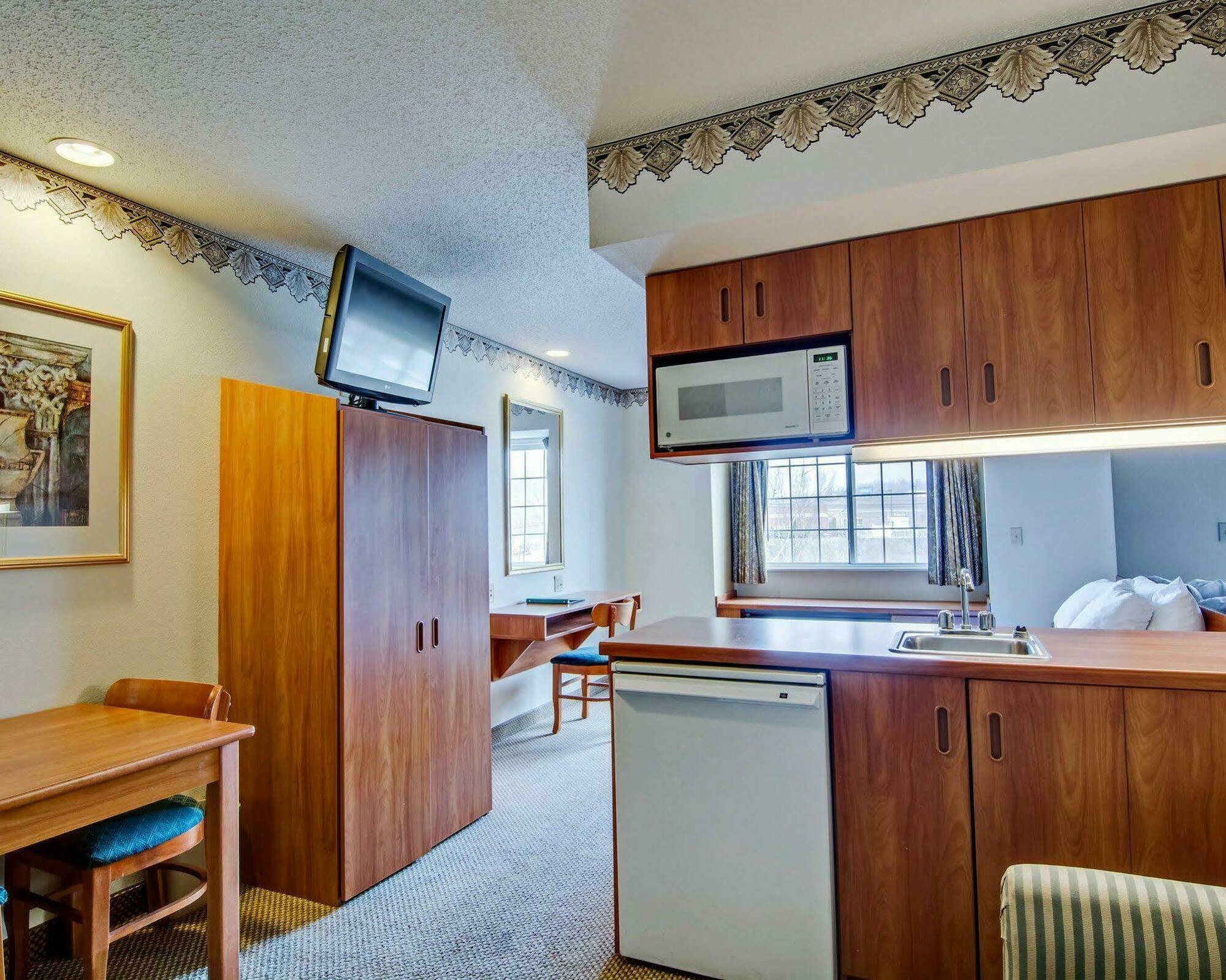 Quality Inn & Suites I-81 Exit 7 Бристол Екстериор снимка