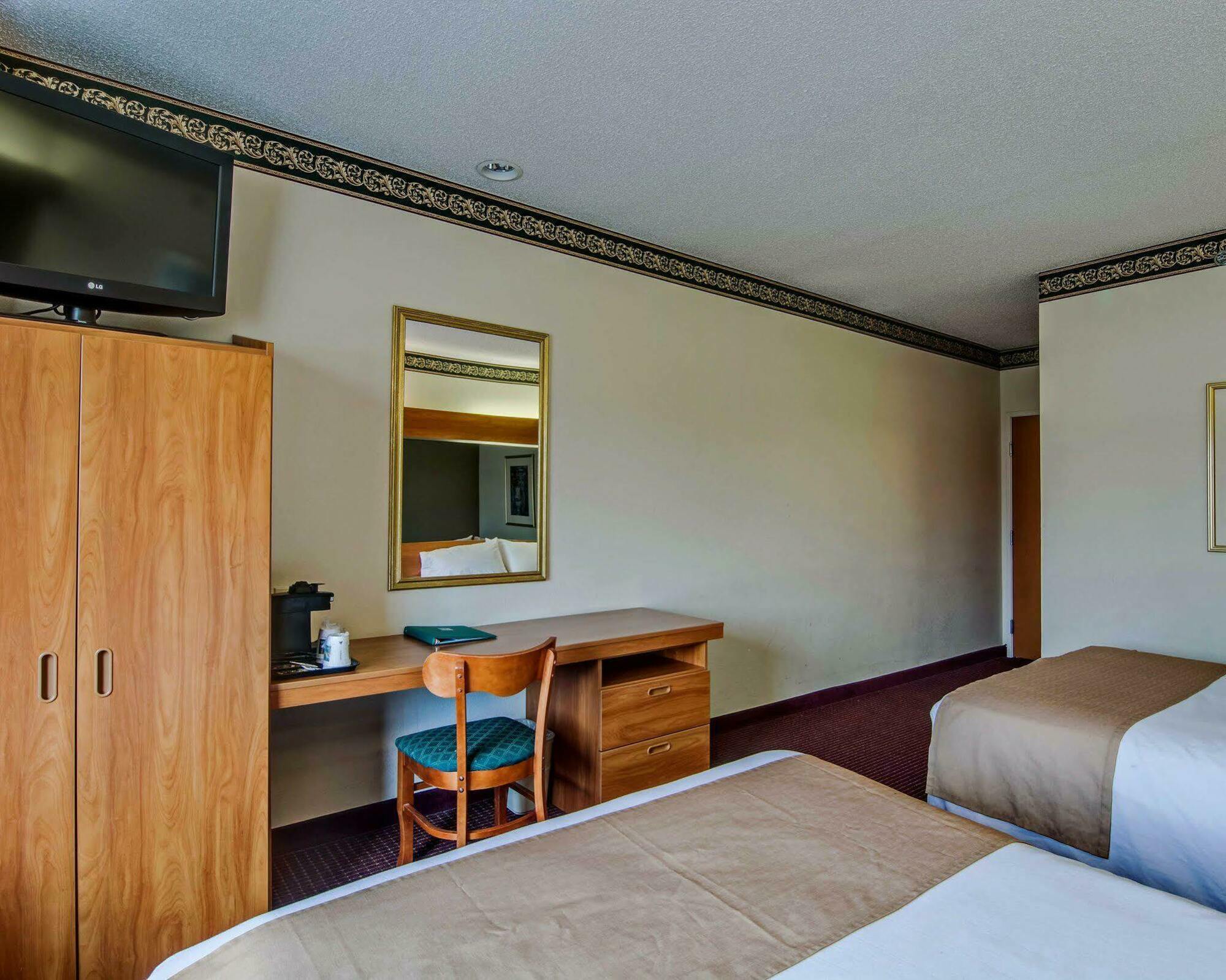 Quality Inn & Suites I-81 Exit 7 Бристол Екстериор снимка