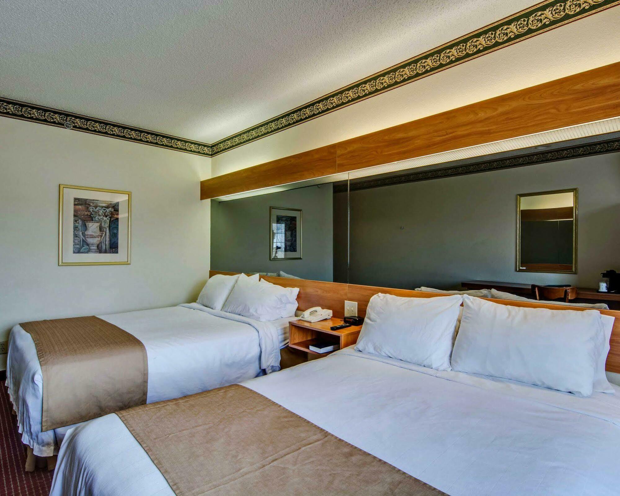 Quality Inn & Suites I-81 Exit 7 Бристол Екстериор снимка