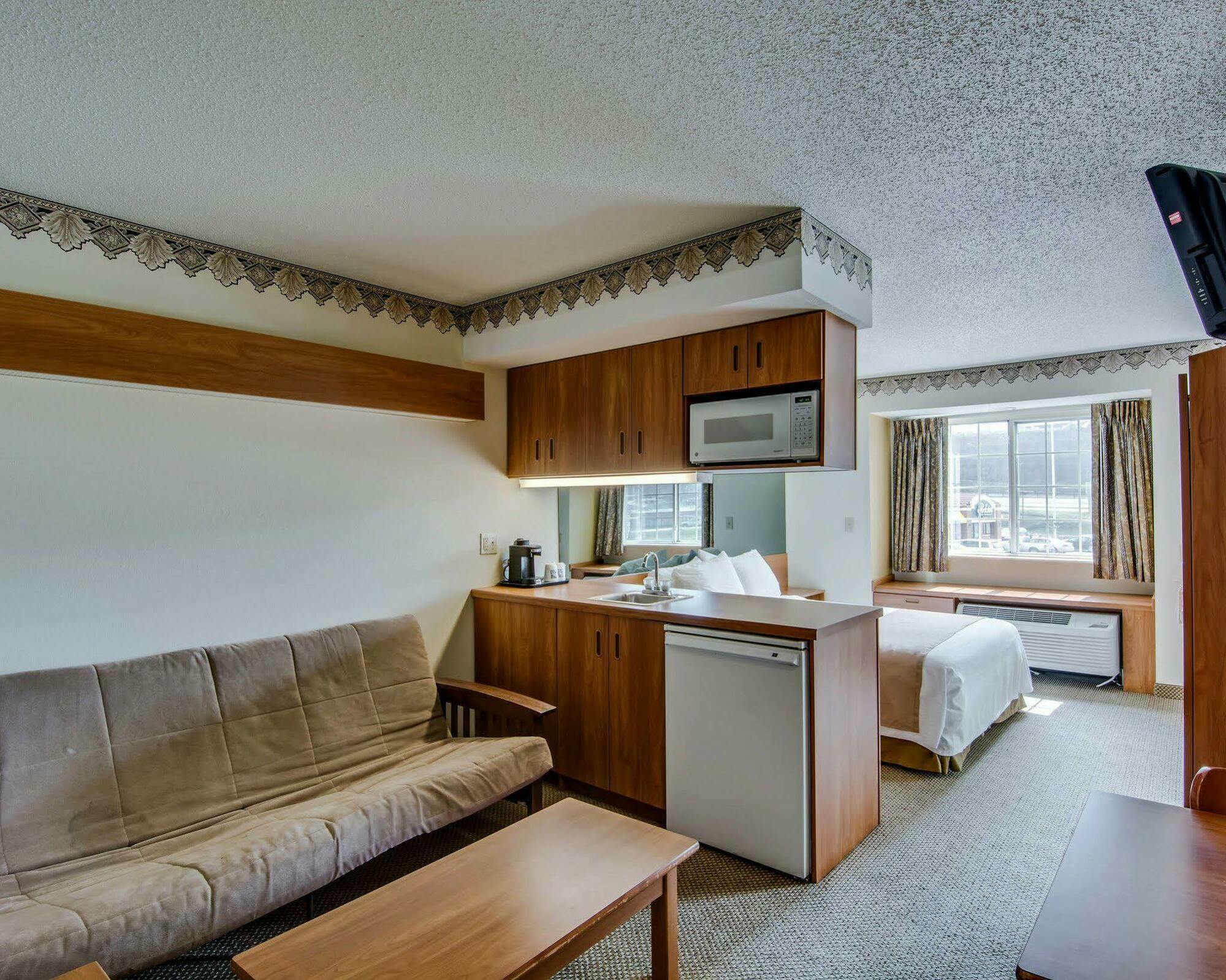 Quality Inn & Suites I-81 Exit 7 Бристол Екстериор снимка