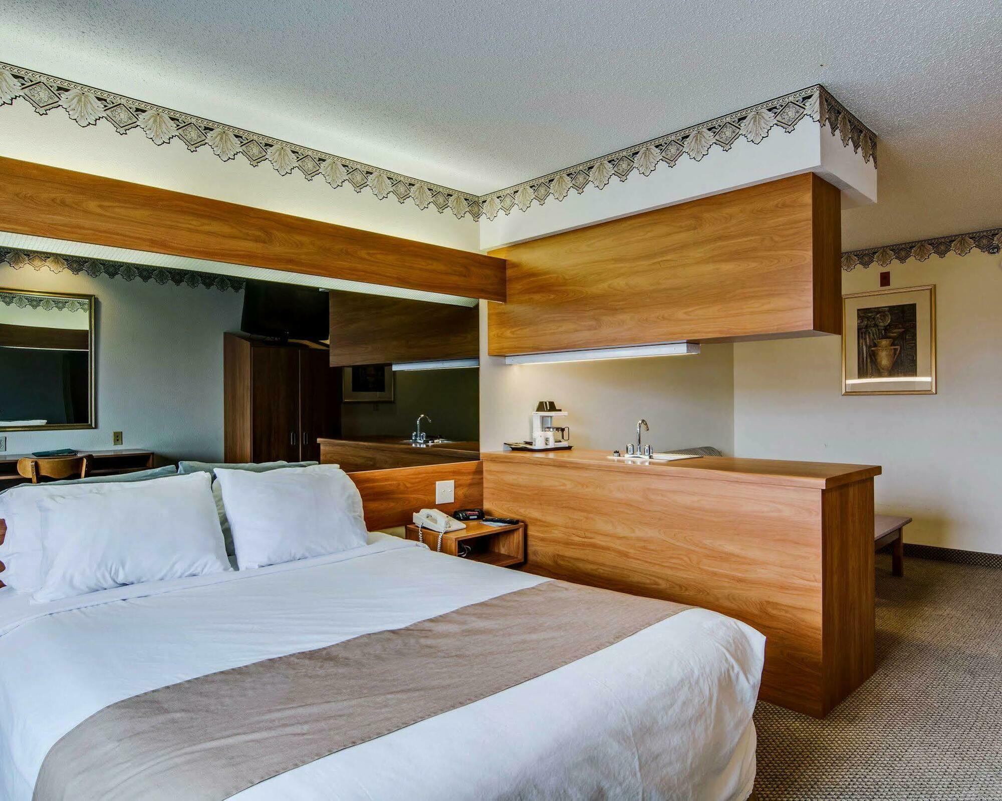 Quality Inn & Suites I-81 Exit 7 Бристол Екстериор снимка